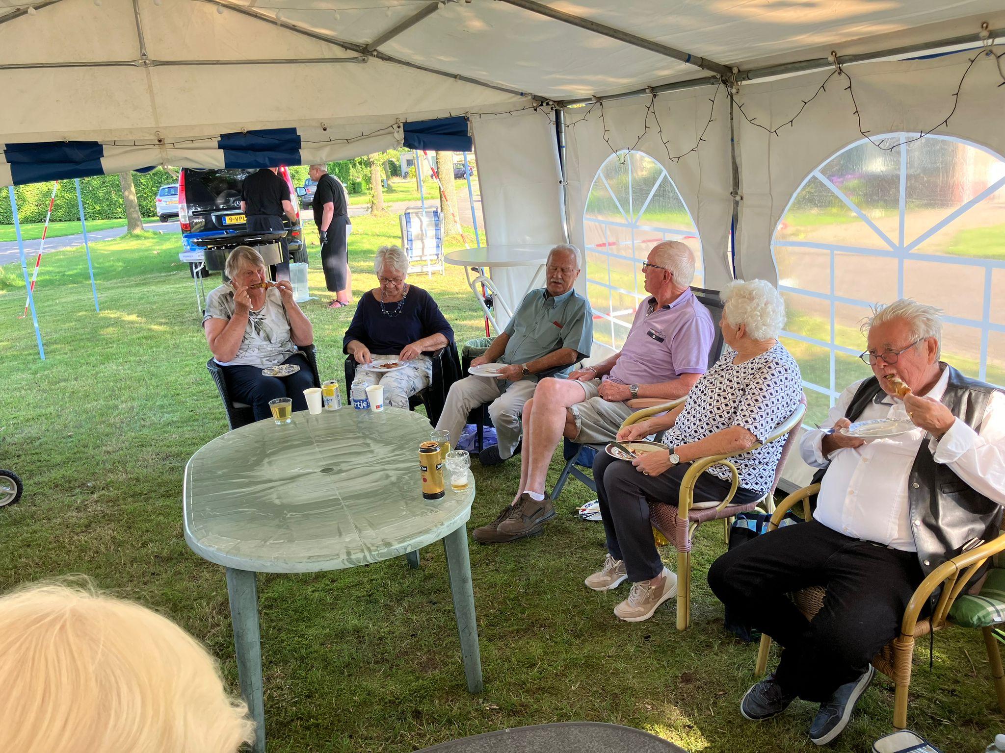Buurtvereniging Noordenveld viert 70-jarig jubileum met gezellige BBQ