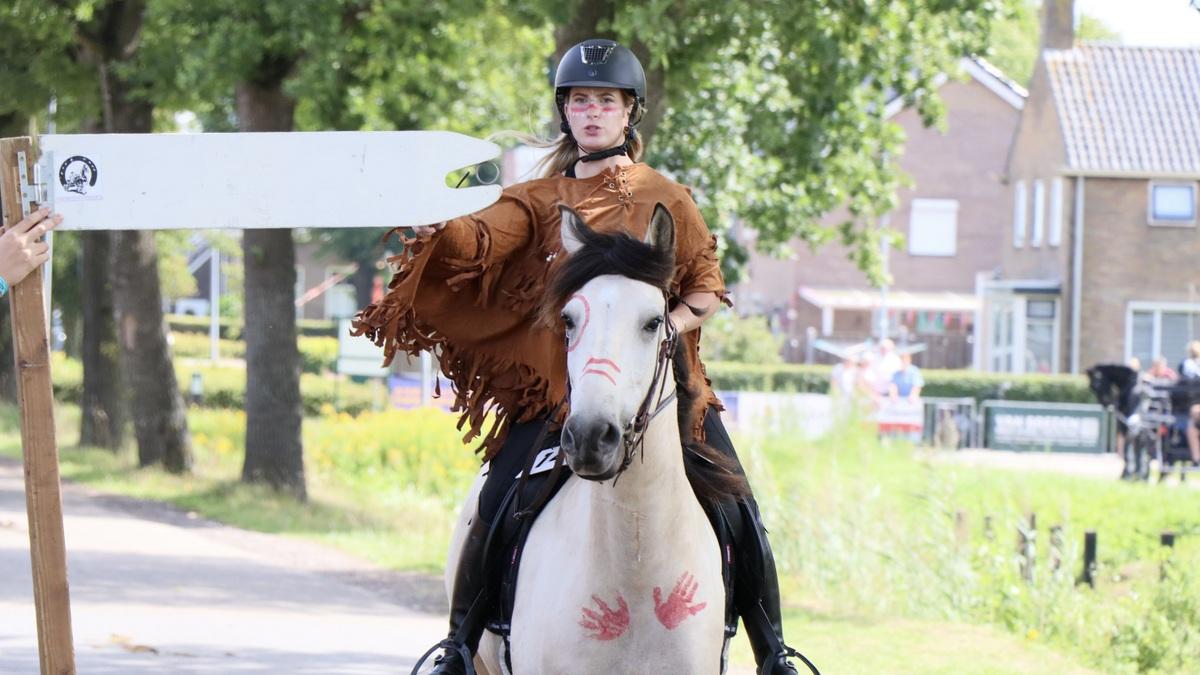 Paarden, ringen en gelach: Ringsteken in Zevenhuizen werd een dolle boel