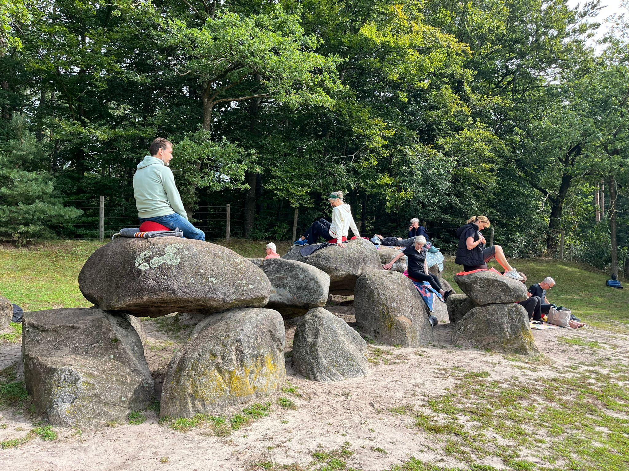 Meditatie bij het hunebed brengt stilte en verbondenheid