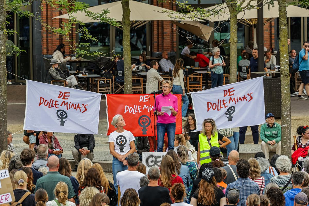  “Genoeg is genoeg”: Dolle Mina’s voeren actie tegen femicide in het Noorden