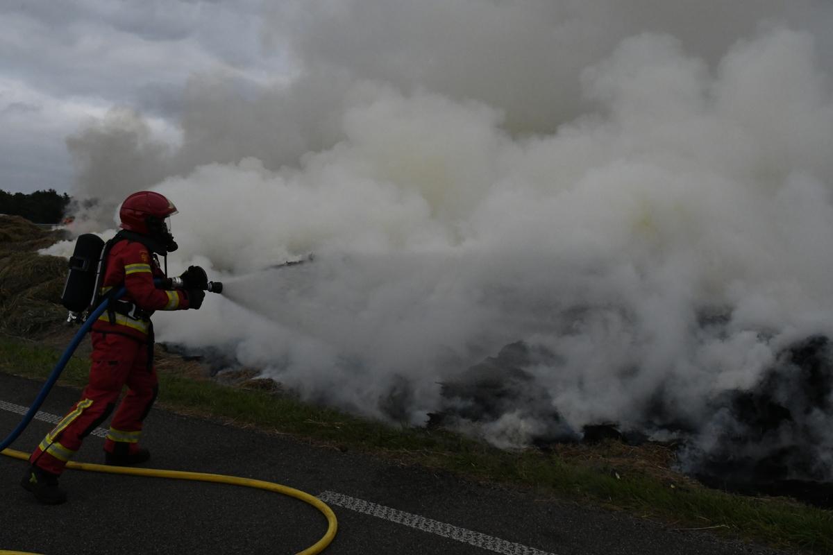 Rook van buitenbrand langs Parallelweg trekt over A7 bij Marum