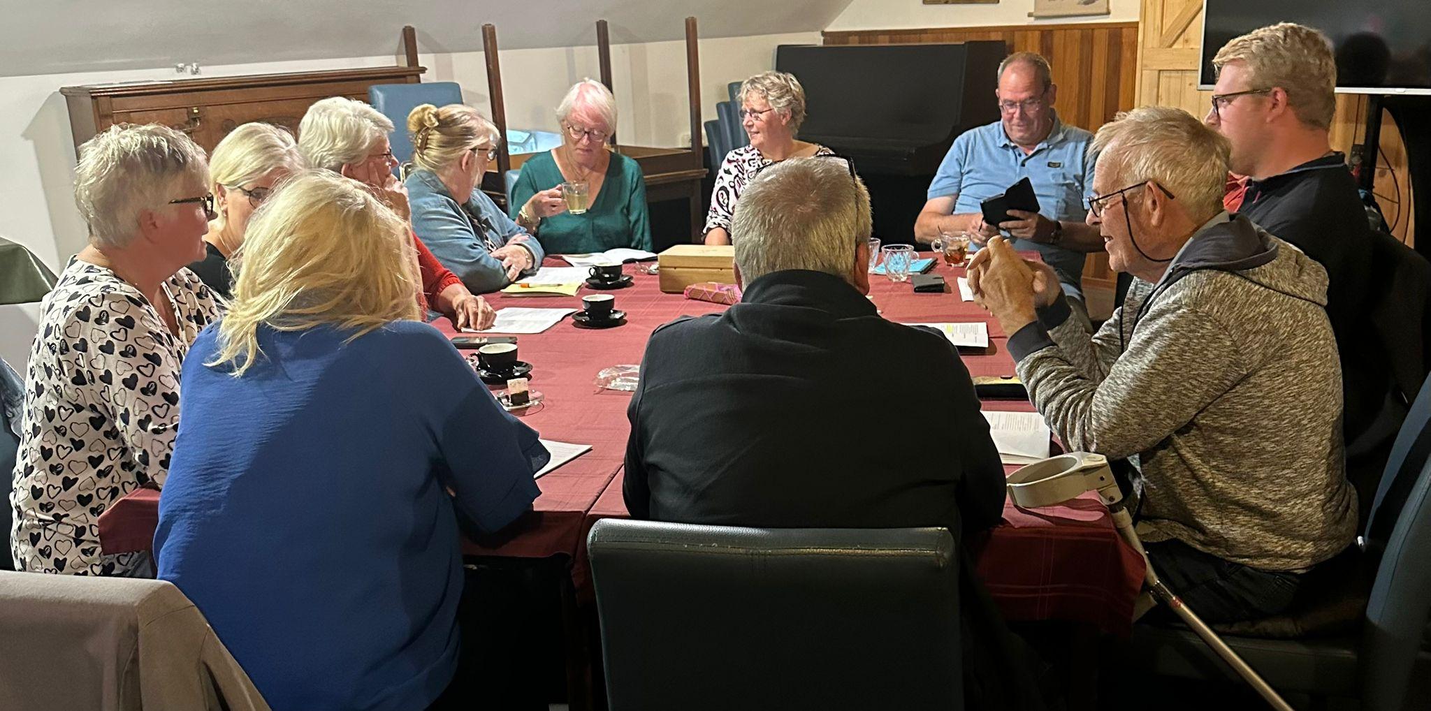 Toneelgroep Old Roon speelt "Koestukken 7" van Harm Dijkstra
