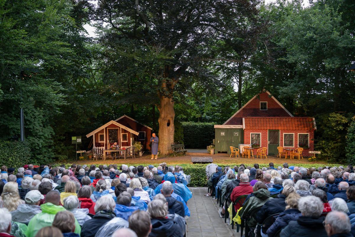 Humor op z’n best: Roderwolde geniet van toneelstuk