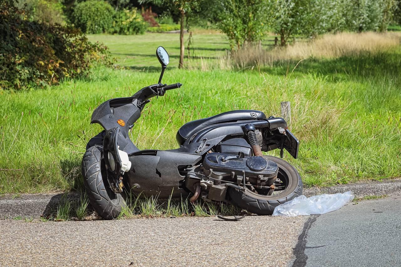 Scooterrijder gewond bij aanrijding in Roden