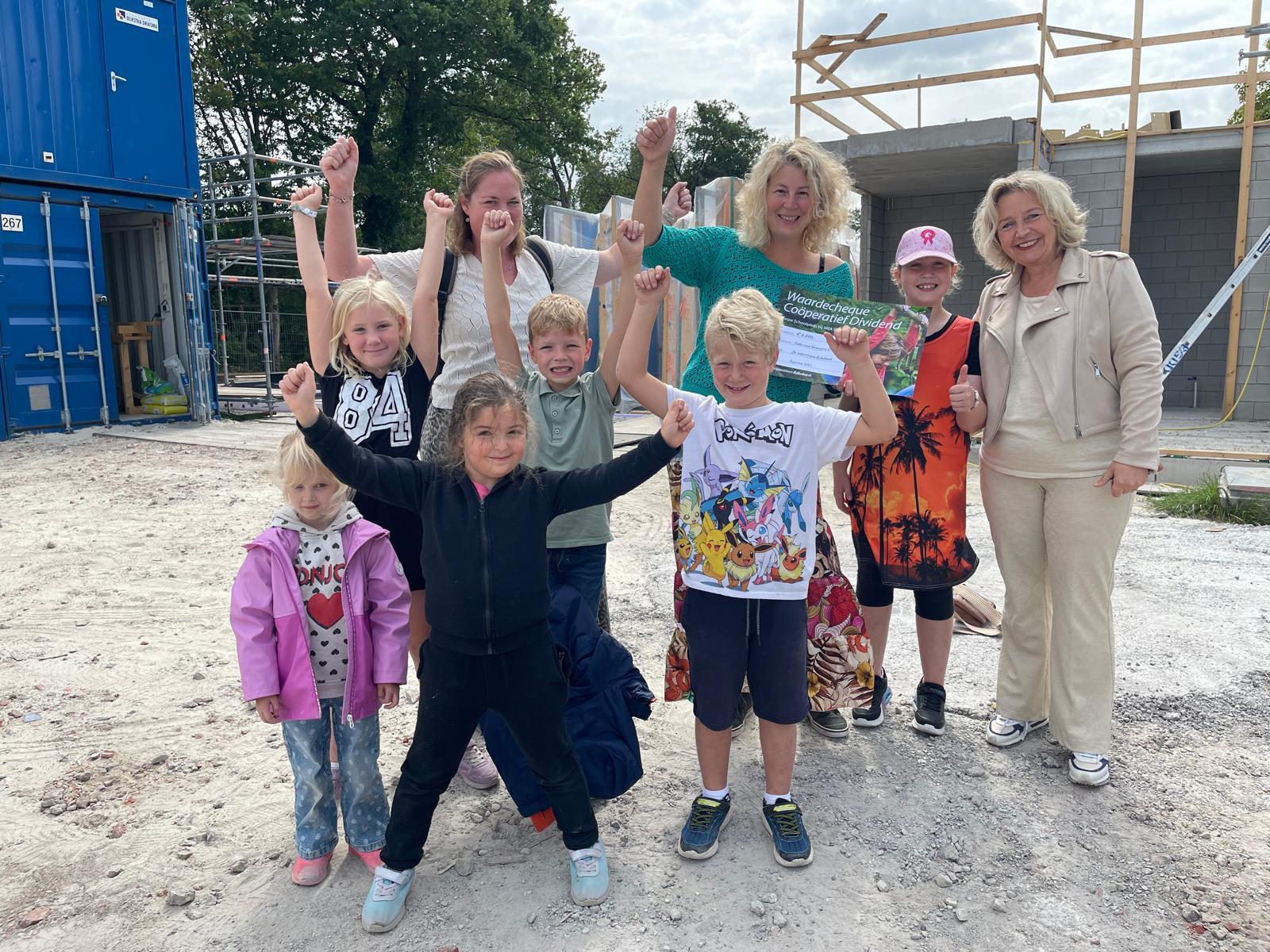 Feest bij De Flint: Rabobank schenkt €6.000 voor groen schoolplein