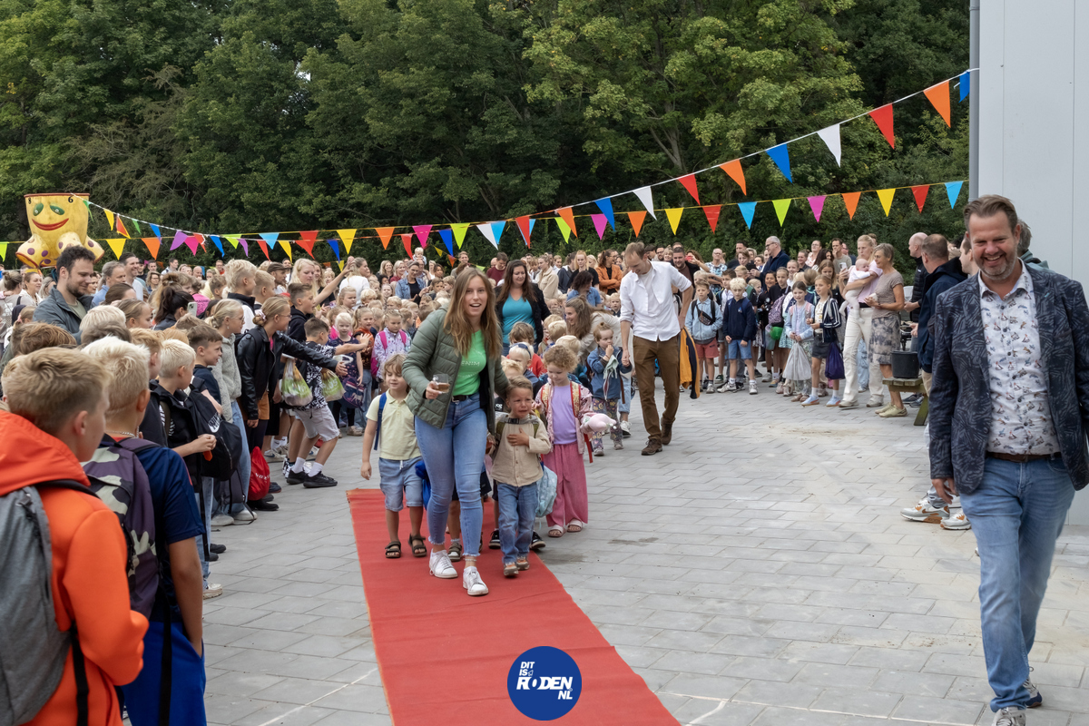 Feestelijke start voor Kindcentrum De Hekakker in tijdelijke school aan Brinkhofweide