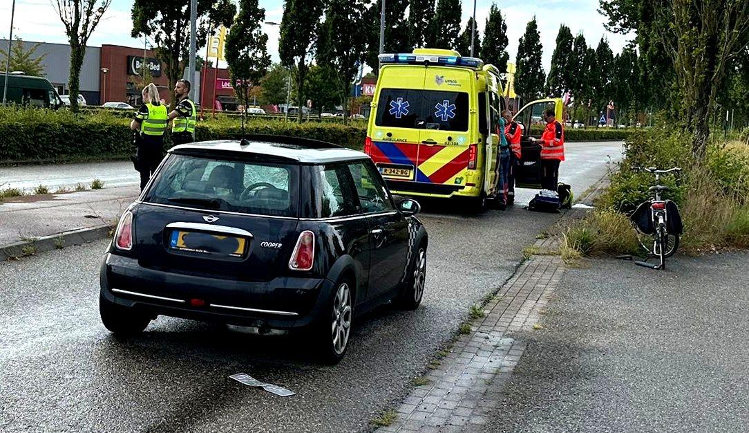 Fietser zwaar gewond na aanrijding met auto in Leek