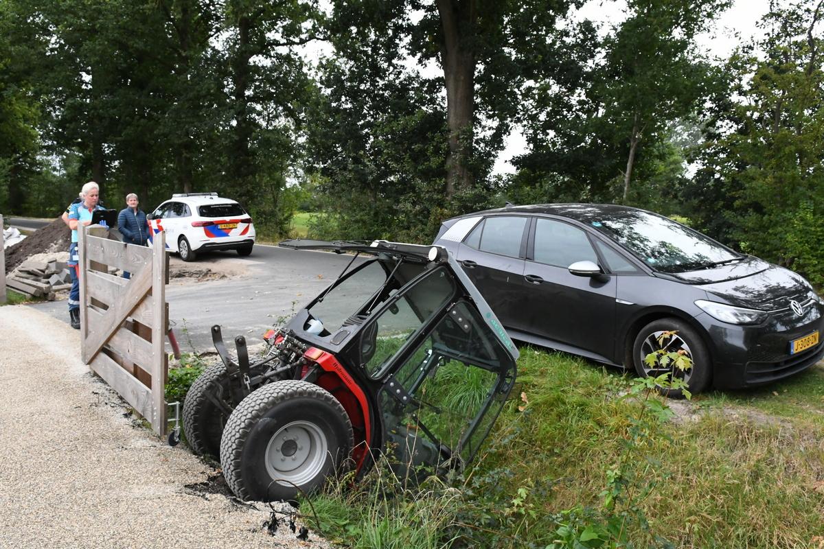Tractor belandt in sloot bij erfwerkzaamheden: bestuurder naar ziekenhuis