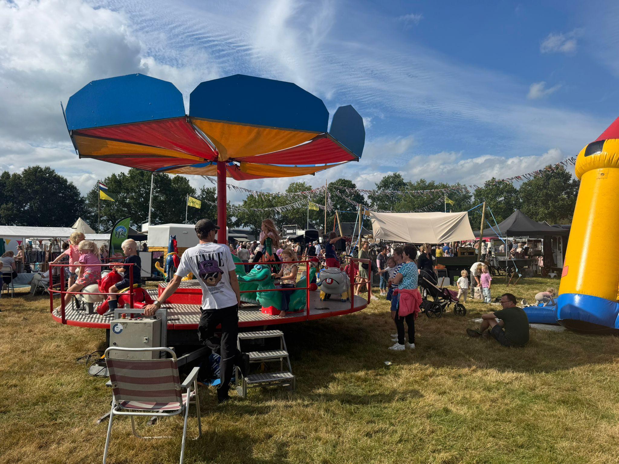 LieFair in Lieveren trekt 8000 bezoekers: zon, muziek en volle tassen