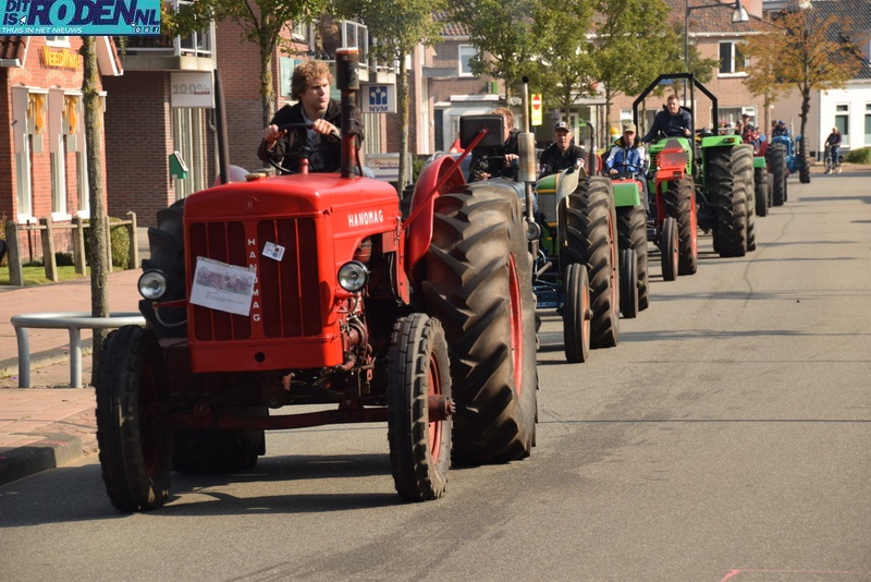 Rodermarkttractoren maken mooie rit door Noordenveld 2017