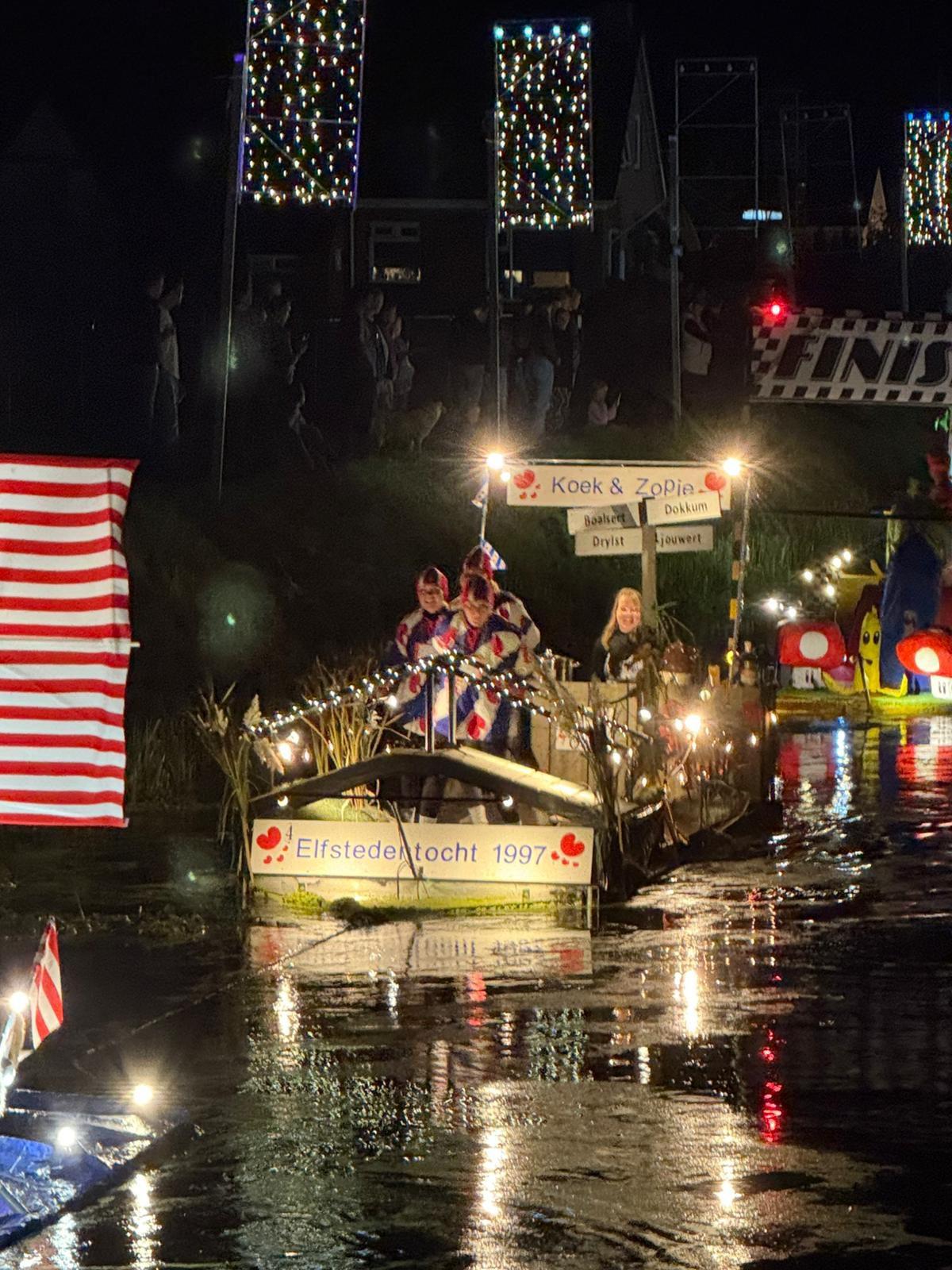 Duizenden bezoekers genieten van nostalgische Gondelvaart vol muziek en licht
