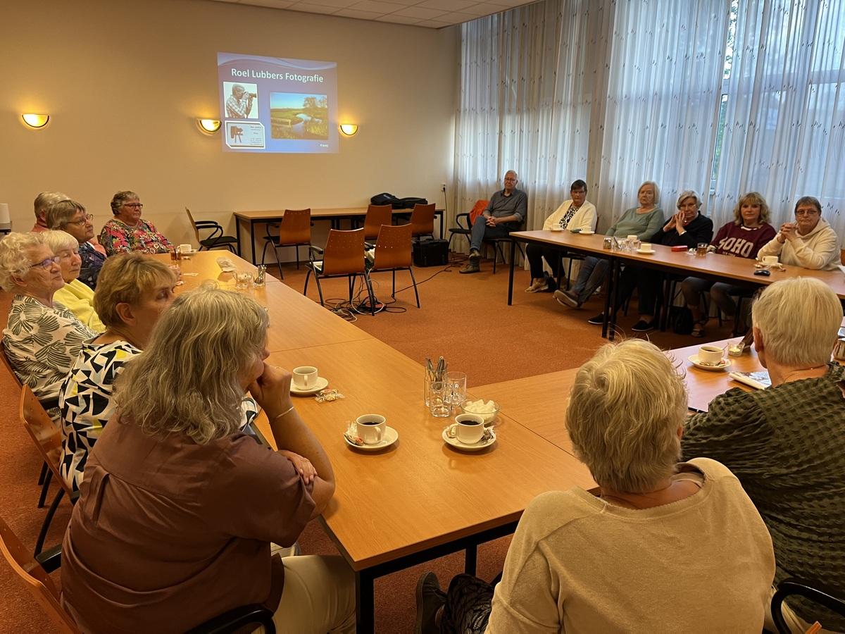 Vrouwenvereniging Leutingewolde geniet van foto's Roel Lubbers