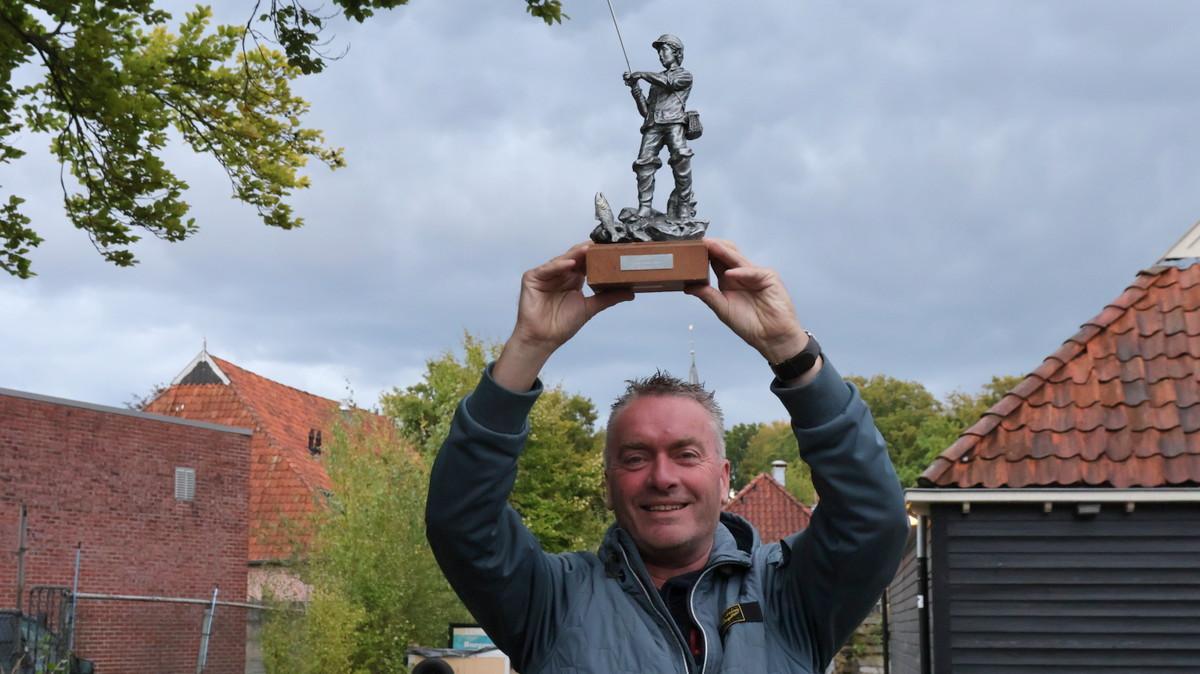  René Komduur spekkoper bij Visclub "Het Soepele Polsje"