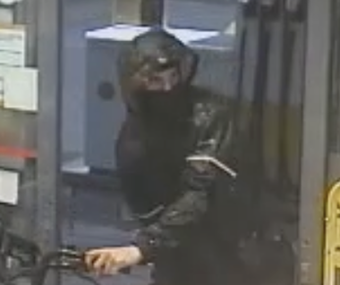 Politie deelt beelden van fatbike-overvaller met wapen bij tankstation in Roden (video)