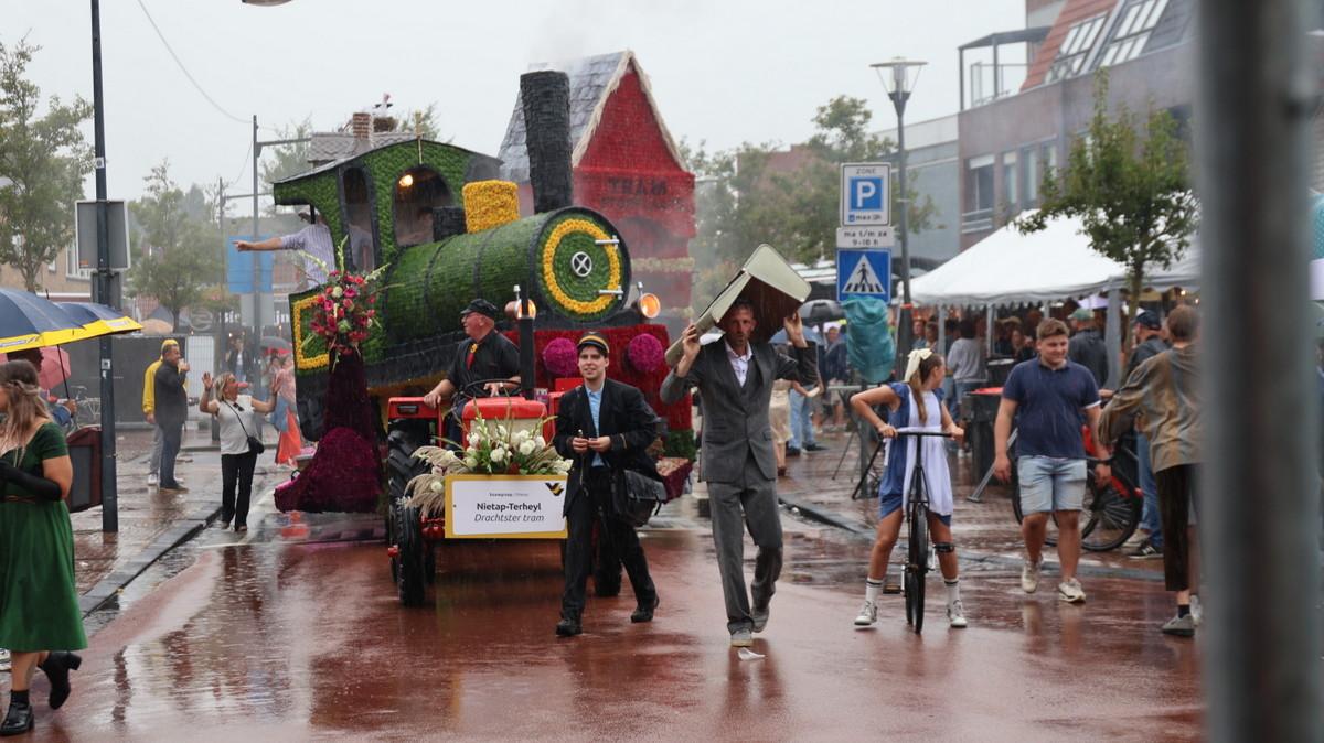 Bouwers en kinderen grote winnaars van middag- en avondoptocht Rodermarkt Parade