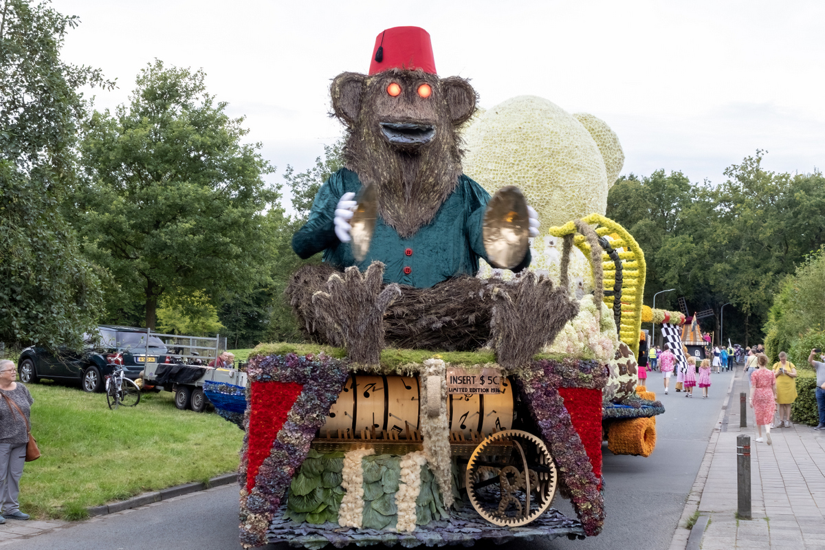 60e Rodermarktparade: cultuur, kleur en muziek trekken door Roden - Dit is Roden - De nieuwswebsite 