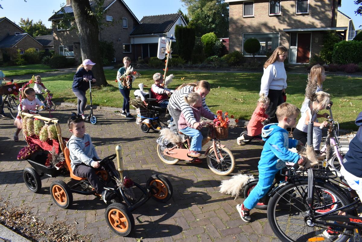 Kinderen schitteren met versierde fietsen en skelters in Nietap 📽📸