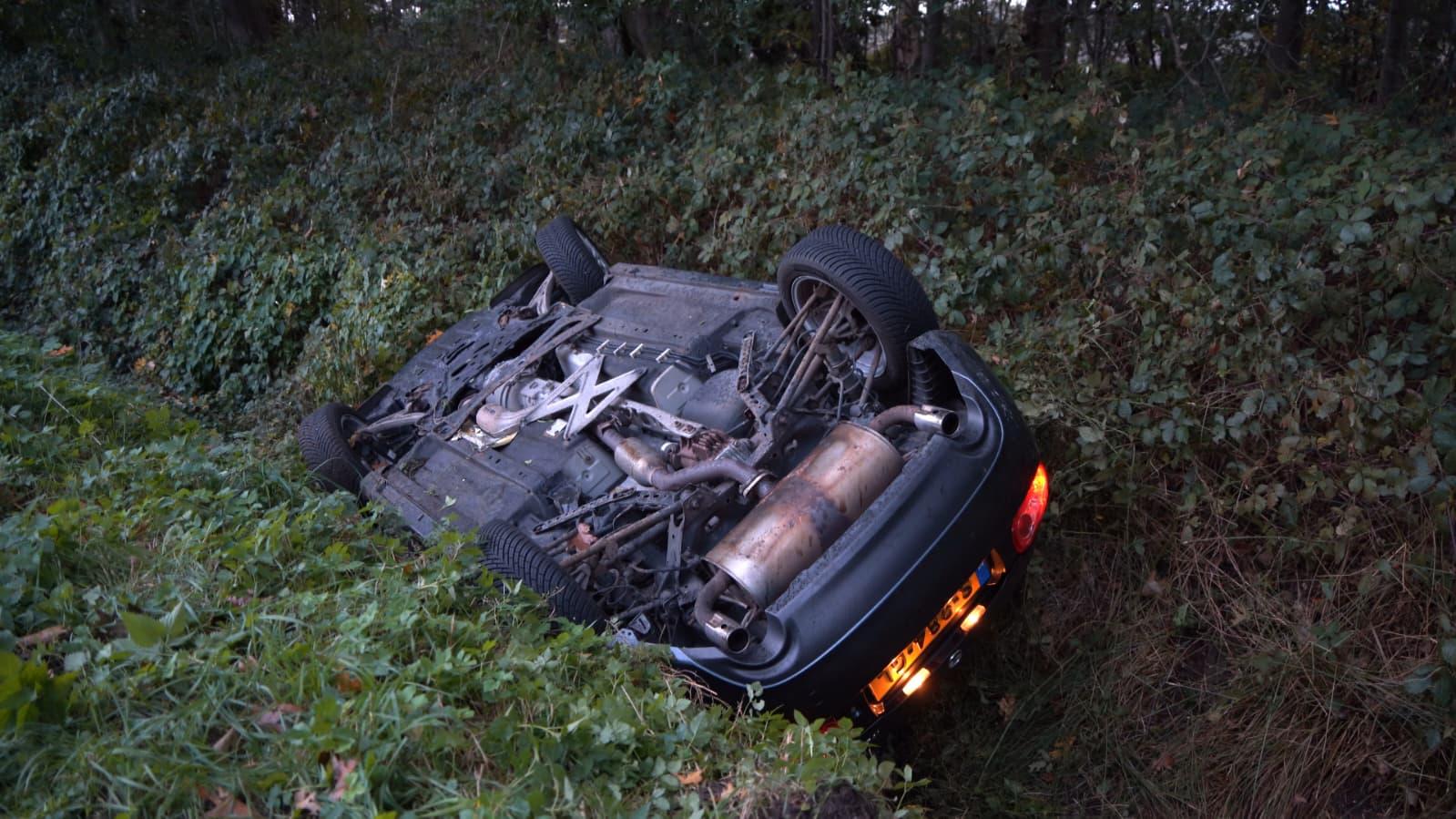 Auto belandt op de kop in sloot bij Veenhuizen 🎦