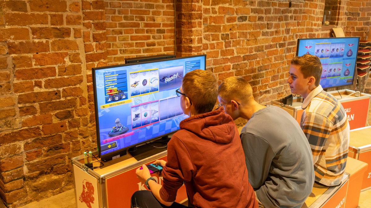 Amen en racen maar! Mario Kart in de kerk van Roden 📸