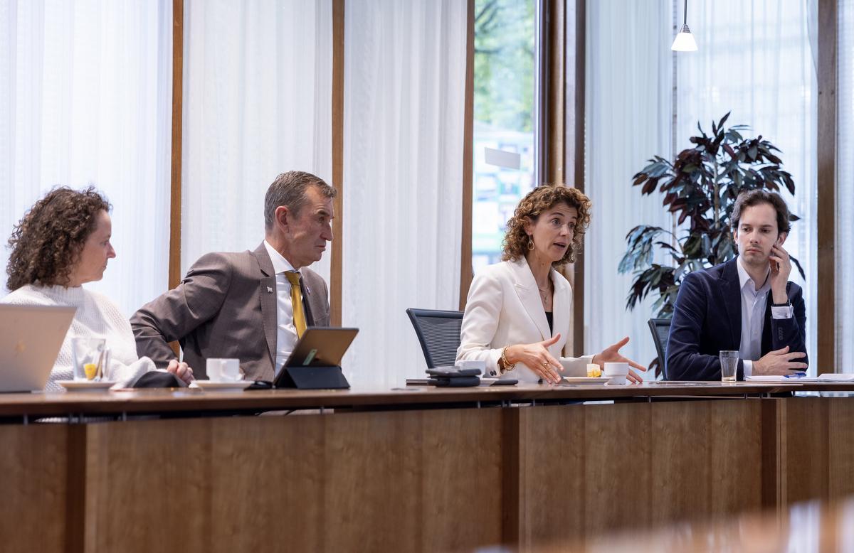 Bewindspersonen luisteren naar zorgen in Noordenveld: minister Hermans op werkbezoek in Norg