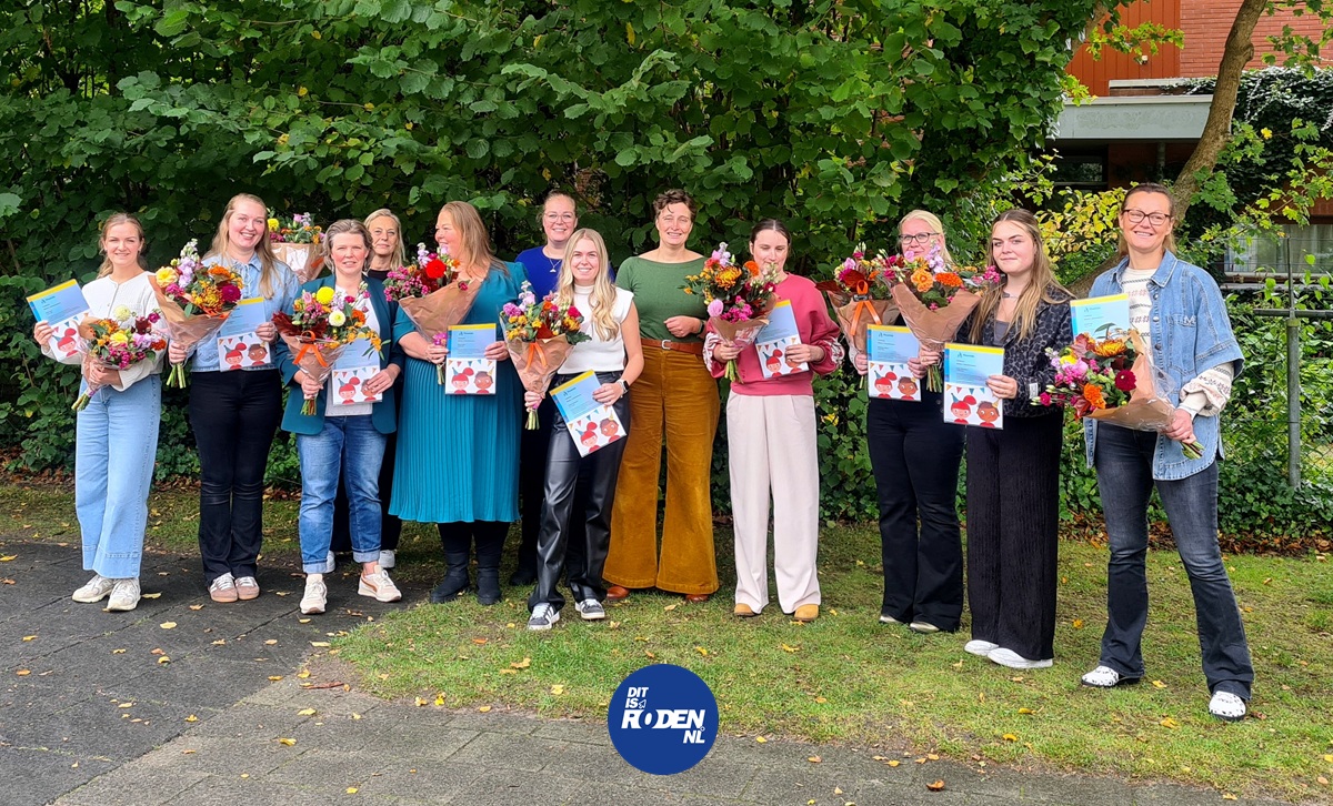 Wethouder Ipema reikt VVE-certificaten uit aan 11 trotse pedagogisch medewerkers
