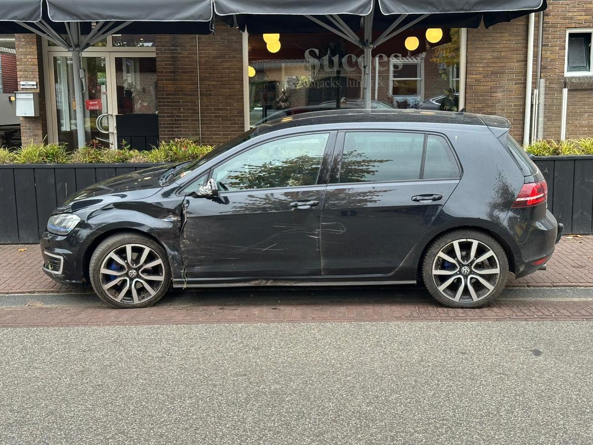 Auto zwaar beschadigd na ongeval in Norg