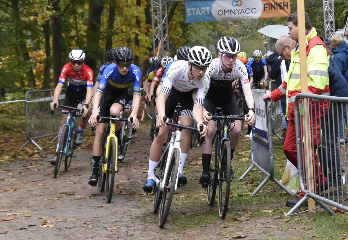 Zand, modder en strijdlust: NL Cup Veldrijden begint in stijl in Norg