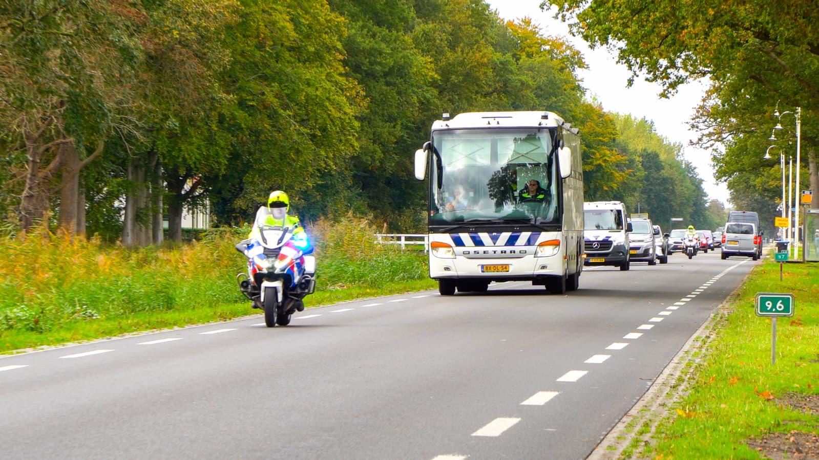 "Cellenbus met ‘gedetineerden’ onder zware politiebegeleiding vervoerd" 🎦
