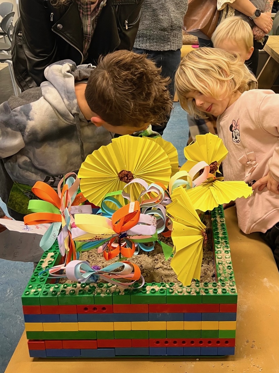 Leerlingen OBS de Elsakker  geven parkeerplaats terug aan de natuur 📸