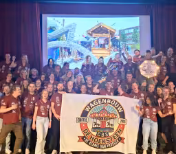 Roden viert vakmanschap: De Poolster en De Ronervaart grote winnaars bij 59ste Rodermarktparade📸