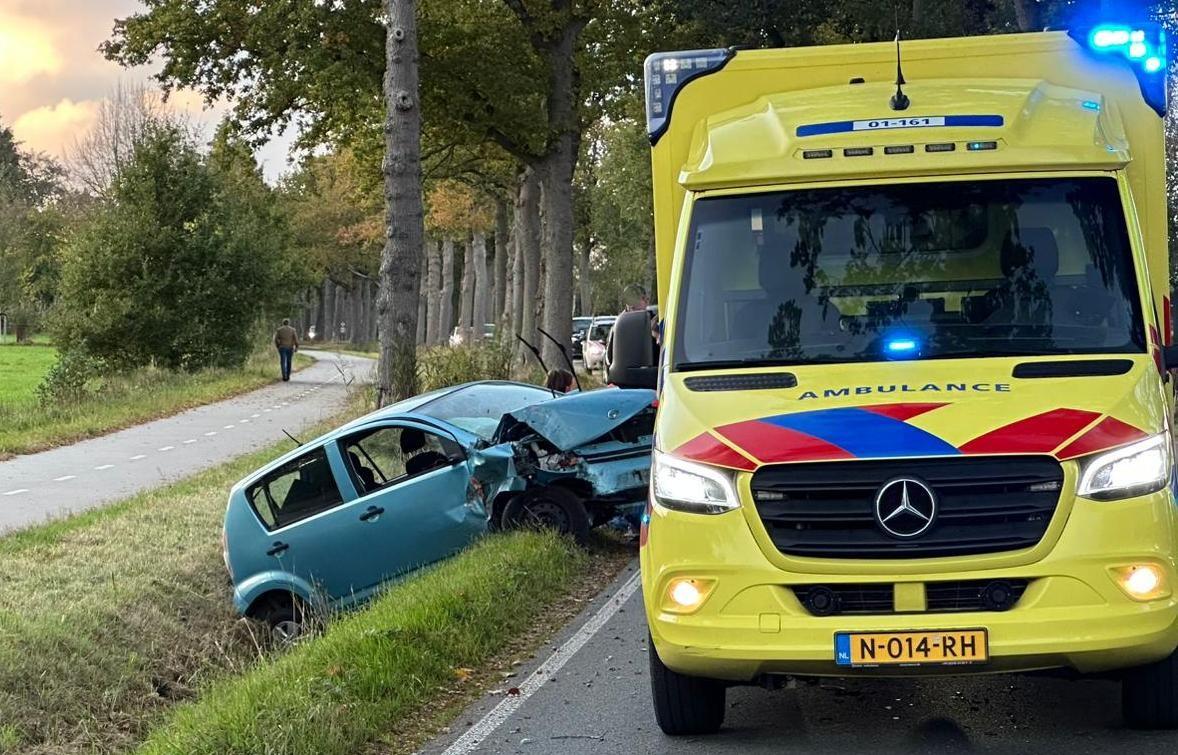 Persoon gewond na botsing auto met boom langs N372 bij Nietap 📸