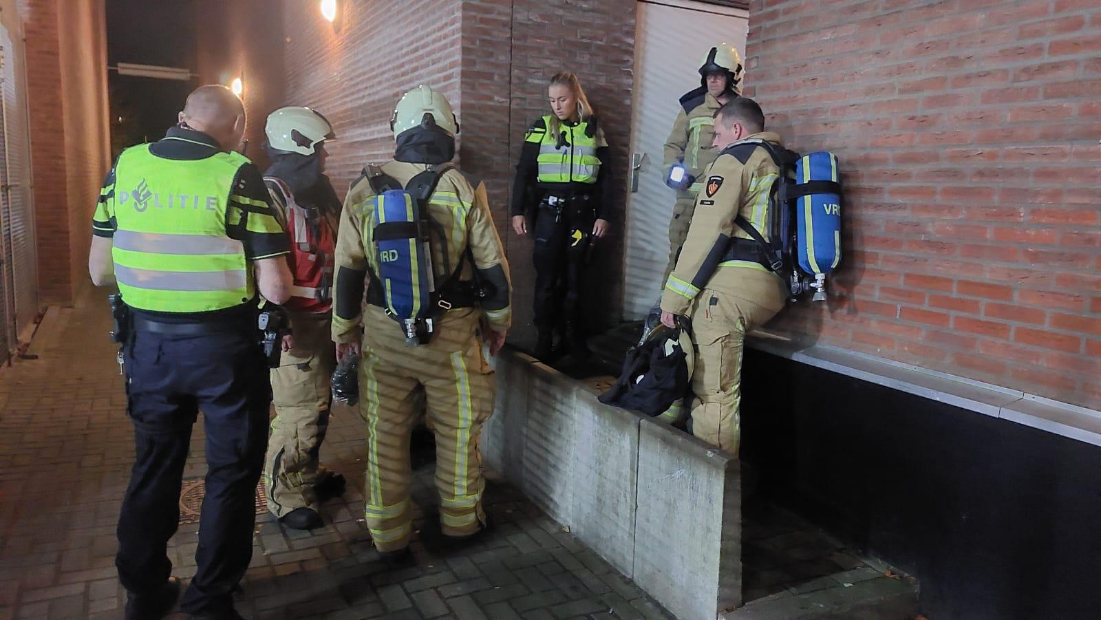 Mogelijke brandstichting in steegje bij kledingzaak aan de Albertsbaan in Roden📸
