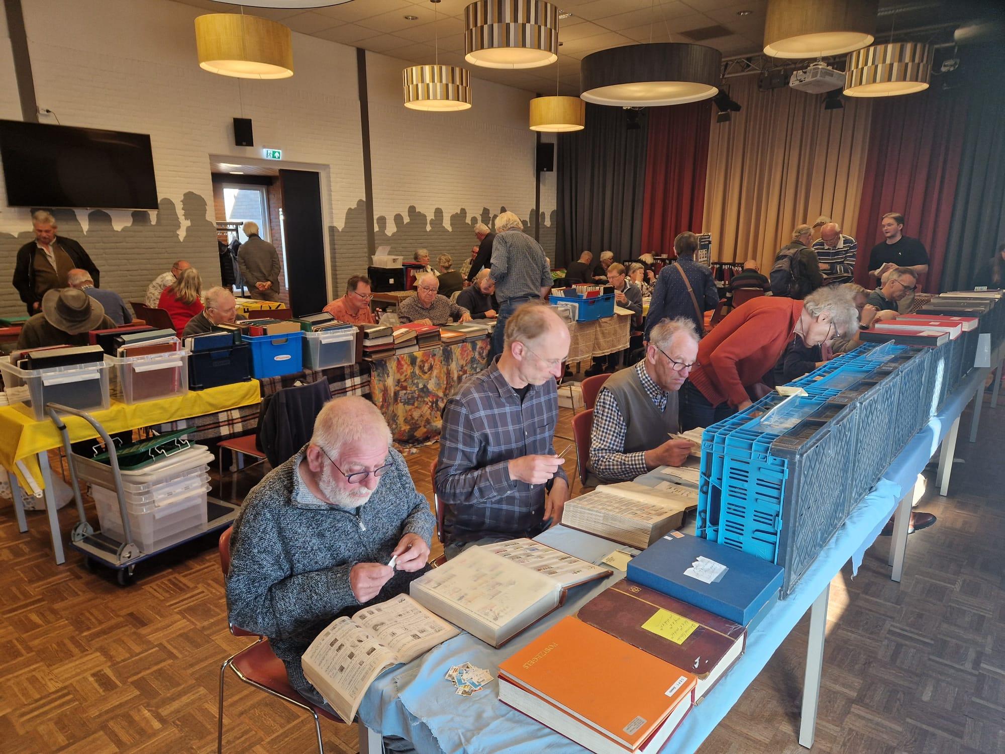 Gezellige drukte bij postzegelbeurs in Nieuw-Roden📸