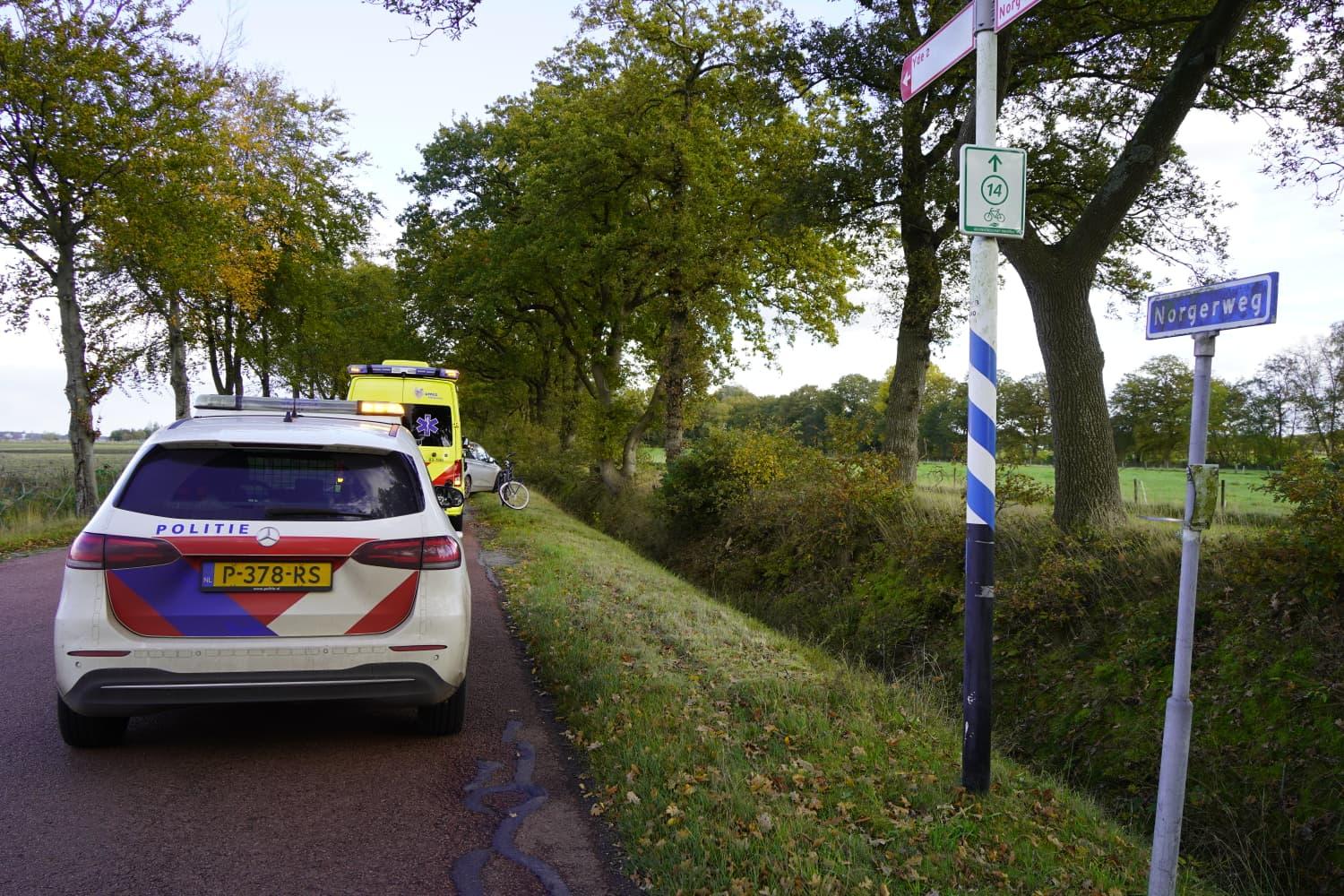 Fietser gewond na ongeval met auto in Donderen🎦📸