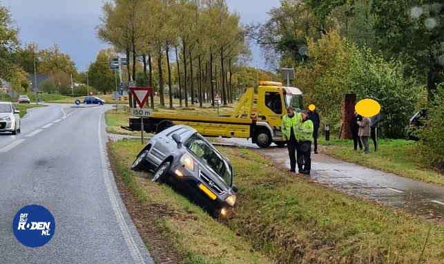 Auto in greppel langs N372 bij Roden