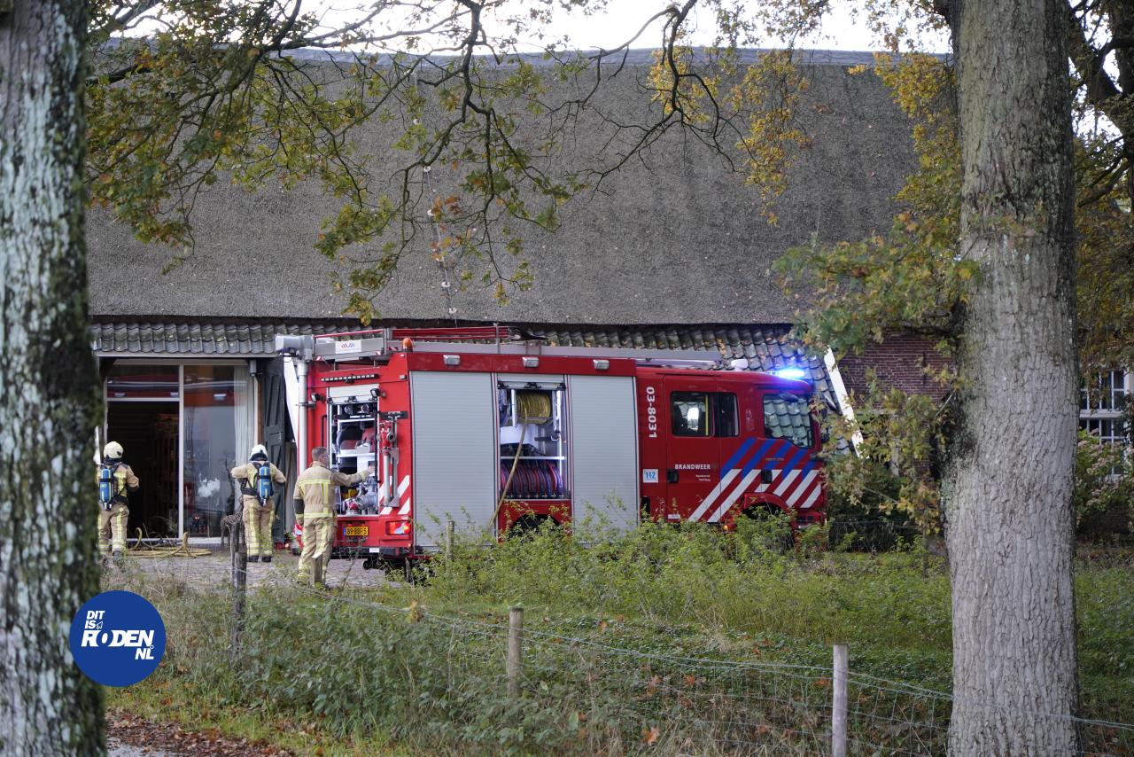 Woningbrand in een rietgedekte woning aan de Brink Zuidvelde