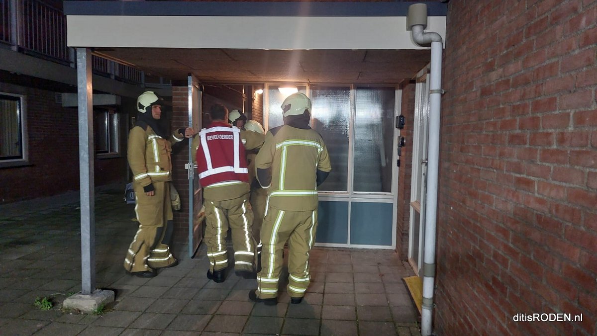 Brandweer rukt uit voor rookmelding aan de Bernhardpassage in Roden