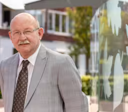 Burgemeester Klaas Smid staat pal voor zijn bestuurders en ambtenaren na aantijgingen Dagblad vh Noorden 
