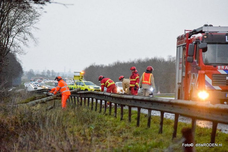[112] A7: Gevaarlijke omstandigheden na omwaaien boom op snelweg  