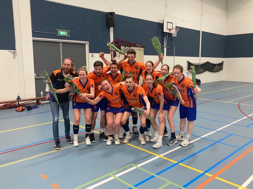 Korfbalvereniging Noordenveld promoveert naar eerste klasse na zenuwslopende verlenging