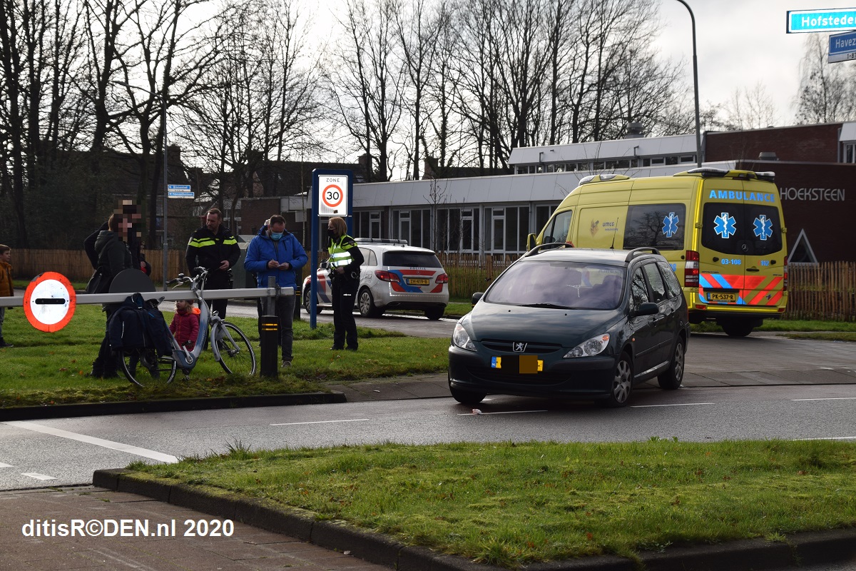 Automobilist rijdt fietser aan op de Hofstedenlaan