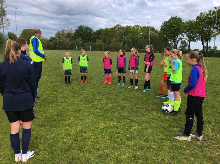 Talentvolle meisjes trainen zaterdags op de velden van v.v. Nieuw-Roden   