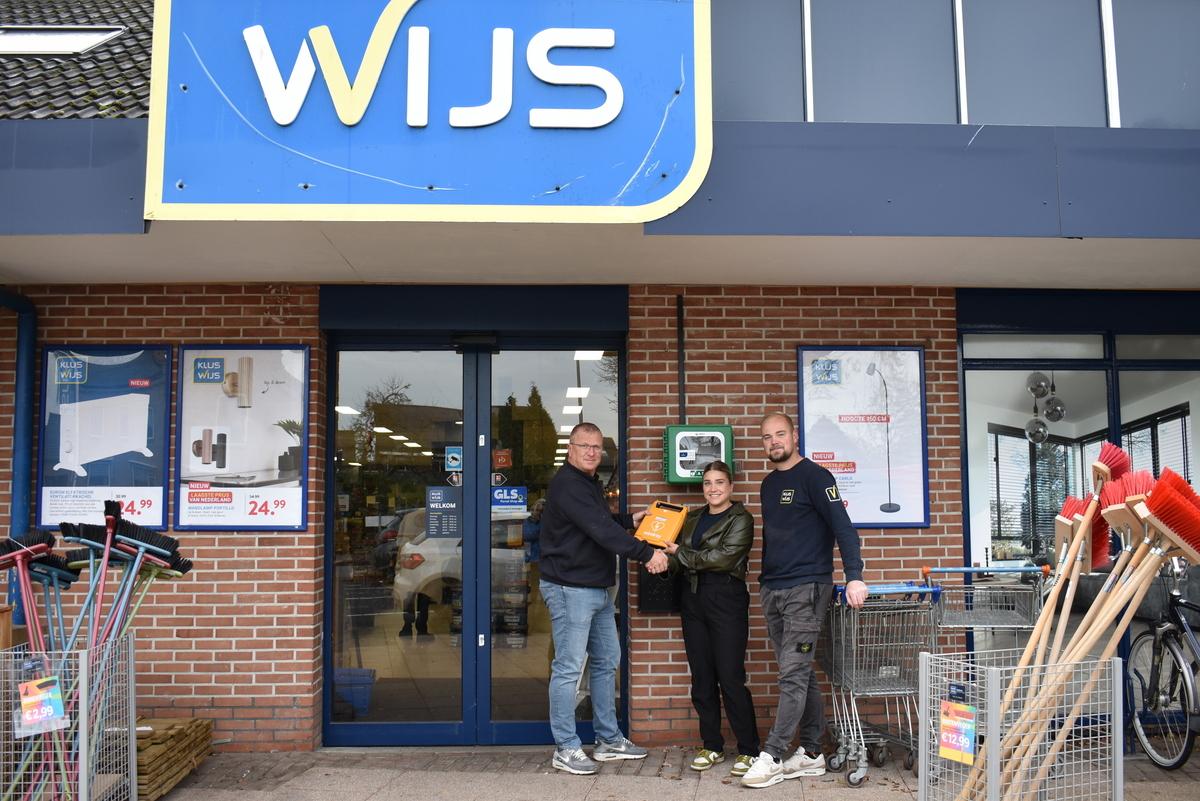 Kluswijs Nieuw-Roden wint AED-hoofdprijs dankzij bedrijvenloterij van De Marke