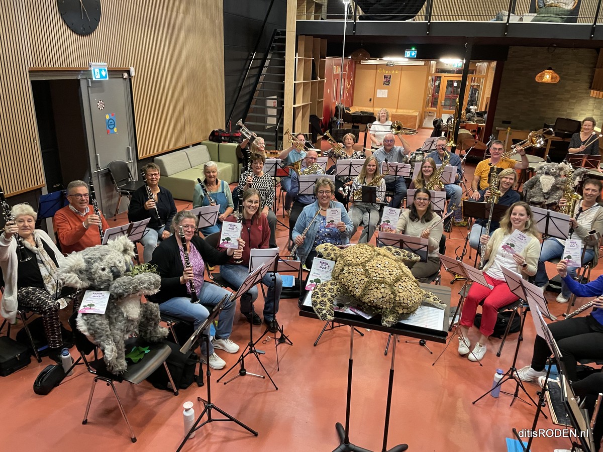 Sprookjesachtig concert CMV Harmonie Leek – met verteller Elise van der Laan