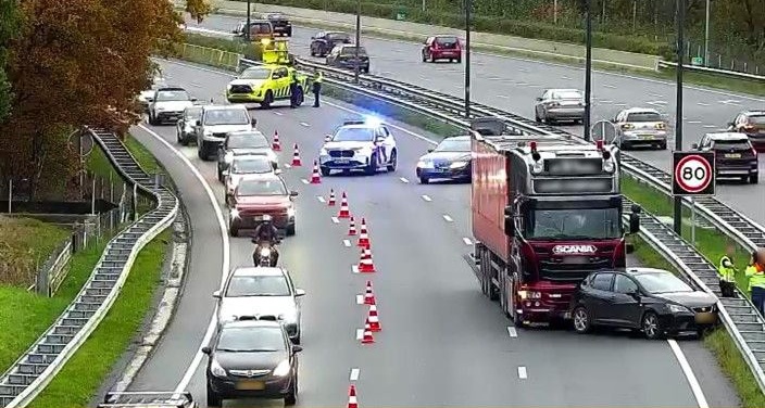 Auto en vrachtwagen botsen op N7 bij Hoogkerk