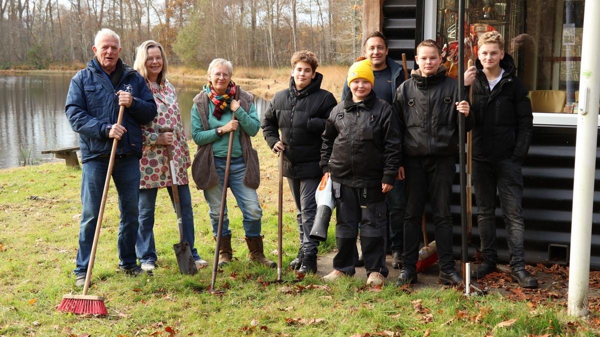 Leerlingen De Esborg helpen bij grote schoonmaak RAS-ijsbaan in Alteveer