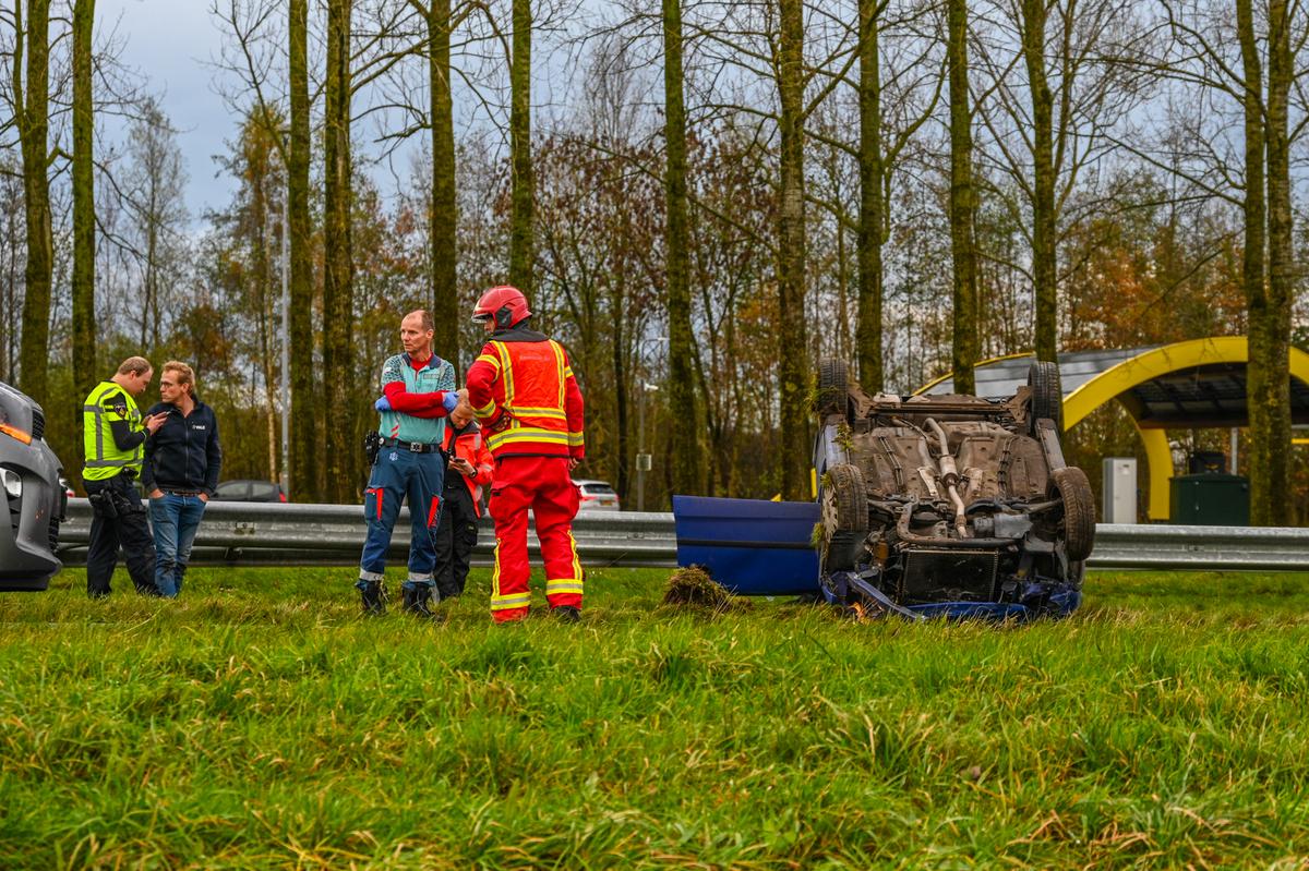 Auto slaat over de kop op A7 bij Nuis; bestuurster komt met de schrik vrij
