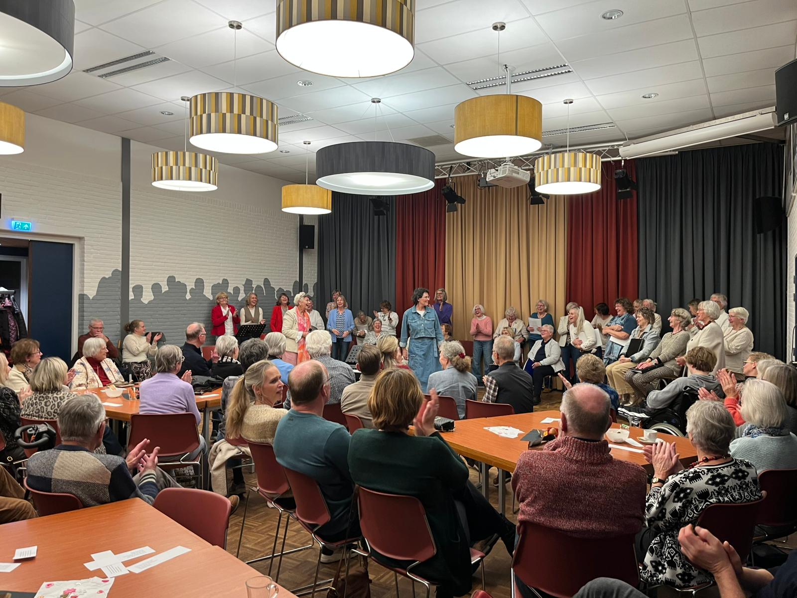 Optreden Singasong trekt volle zaal in dorpshuis Nieuw-Roden