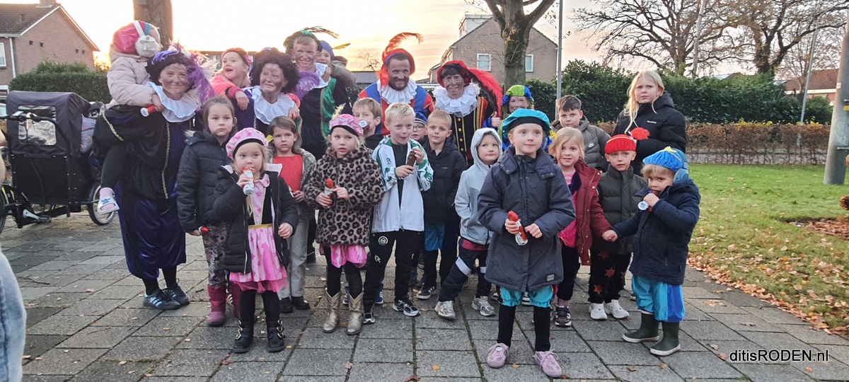 Pietendisco vrolijkt dorpshuis Nieuw-Roden op