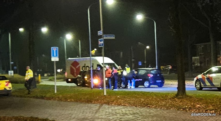 Frontale botsing op Nieuweweg in Roden zorgt voor veel schade